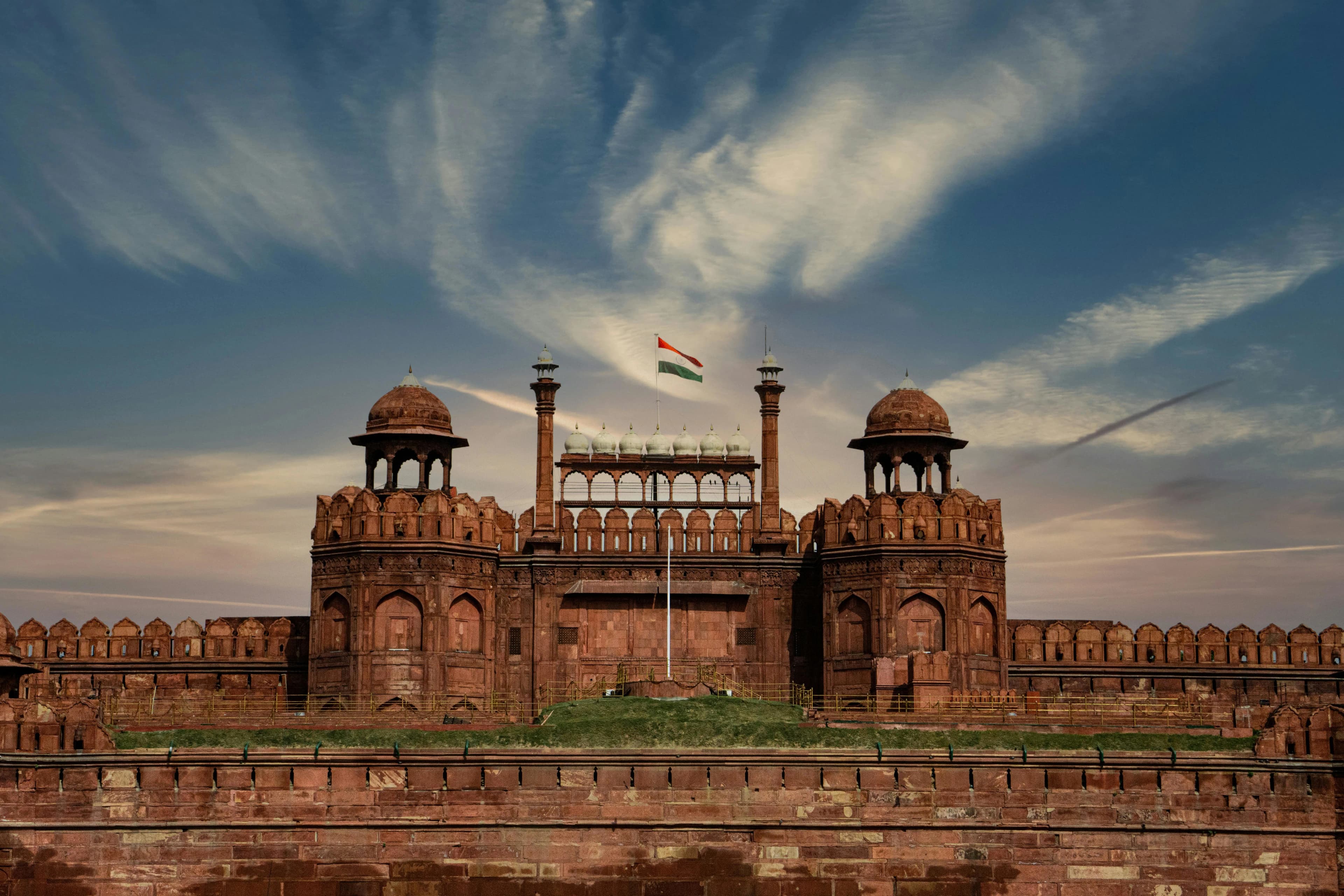 DELHI NCR EXPRESS – COMFORTABLE VARANASI TO DELHI TAXI | The Raj Travel Varanasi